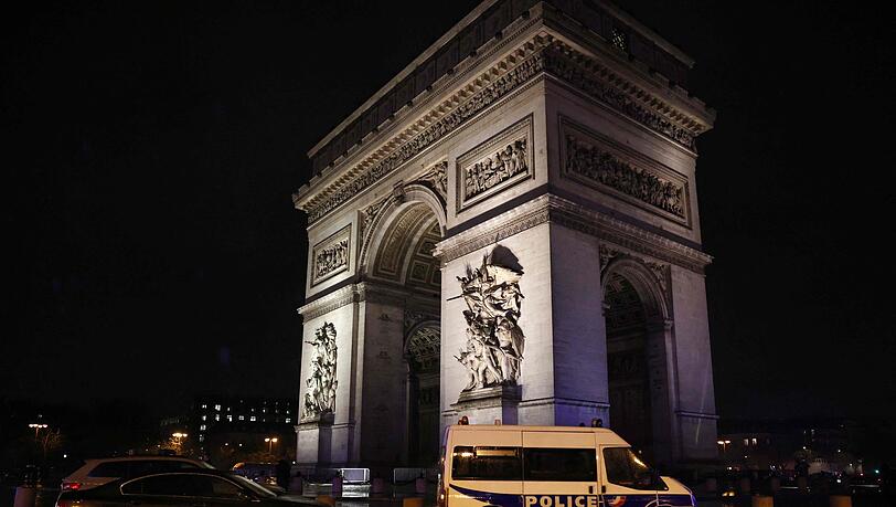 Am Triumphbogen wurde ein Gendarm angegriffen. Am Triumphbogen wurde ein Gendarm angegriffen.