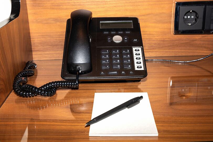 Hoteltelefone verschwinden heute deutlich seltener als früher, was wohl daran liegt, dass das Festnetztelefon generell an Bedeutung verliert. Der Kugelschreiber daneben bleibt jedoch ein Klassiker unter den unerlaubten Mitbringseln. Er passt in jede Tasche, fällt nicht auf und wird leicht mit einem Werbegeschenk verwechselt. Und einen Stift kann man schließlich immer brauchen. Hoteltelefone verschwinden heute deutlich seltener als früher, was wohl daran liegt, dass das Festnetztelefon generell an Bedeutung verliert. Der Kugelschreiber daneben bleibt jedoch ein Klassiker unter den unerlaubten Mitbringseln. Er passt in jede Tasche, fällt nicht auf und wird leicht mit einem Werbegeschenk verwechselt. Und einen Stift kann man schließlich immer brauchen.