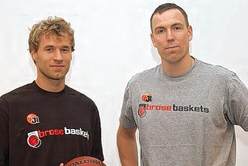 Er soll die Brose Baskets aus der Krise führen: Der slowakische Nationalspieler  Anton Gavel  (links, mit Trainer Chris Fleming).