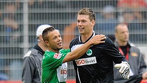 Die &bdquo;Gute-Laune-Onkels&ldquo; bei Greuther Fürth: Torwart Max Grün (r.) und Verteidiger Stephan Schröck versprechen Gastgeber Bochum am Samstag einen heißen Tanz.