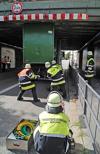 Dachauer Straße: 
Ein Lkw mit Absetzbehälter bleibt in der Bahnunterführung bei der Gröbenzeller Straße stecken. Der Behälter verkeilt sich zwischen Decke und Fahrgestell. Die Luft wird aus den Reifen gelassen. Mit Lufthebekissen kann der Behälter wieder in die vorgesehen Aufnahme gedrückt werden. Nach einer Dreiviertelstunde fährt der Lkw aus eigener Kraft rückwärts aus der Unterführung.