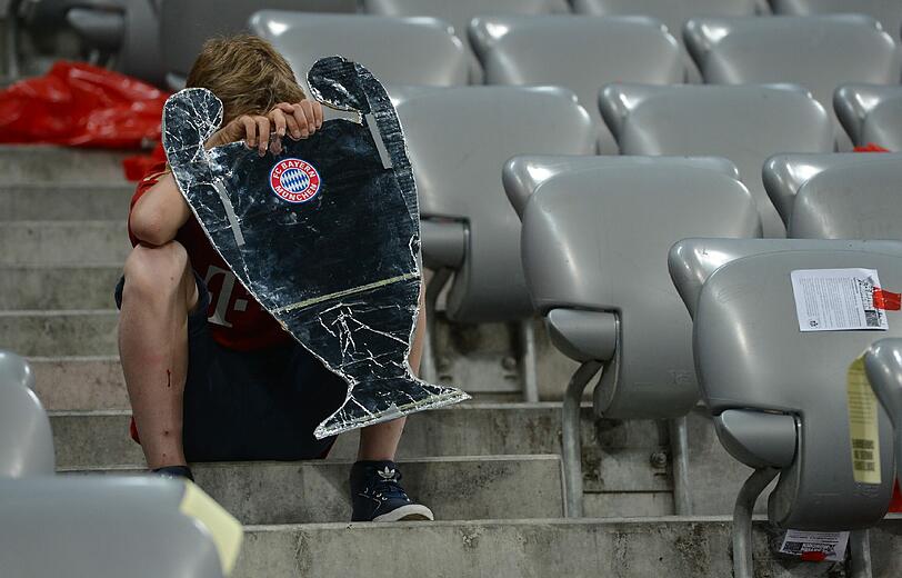 Ein Abend der emotionalen Achterbahnfahrt - mit dem brutalen Absturz aus einem ach so schönen Traum. So hofften, bangten, jubelten - und weinten die Fans des FC Bayern.