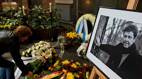55 Jahre wurde &bdquo;Deutschlands Handballer des Jahrhunderts&ldquo; alt. Zur Trauerfeier für Sepp Wunderlich kamen 200 Freunde in die Kapelle des Augsburger Westfriedhofs.