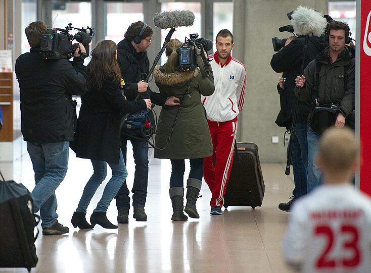 Überschattet von den Eheproblemen reist Rafael van der Vaart mit dem HSV ins Trainingslager