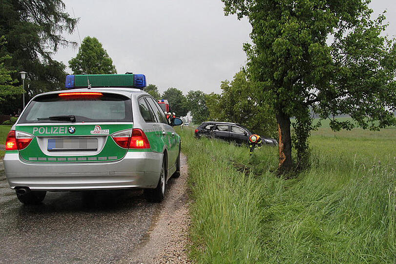Einsatzkräfte an der Unfallstelle. An dem Audi ist ein Sachschaden von 35.000 Euro entstanden und der Fahrer ist seinen Führerschein erstmal los.