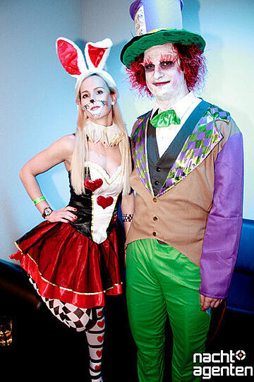 Hier feiern Menschen und Tiere, Alt und Jung und Dick und Dünn zusammen auf dem Rosenmontags-Sportlerfasching beim Olylüstchen. Mehr Bilder unter: www.nachtagenten.de