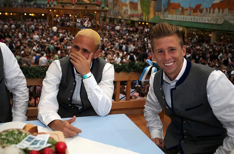 Abstecher vom frustrierenden Zweitliga-Alltag zur Wiesn: Die Löwen-Profis in bester Laune...