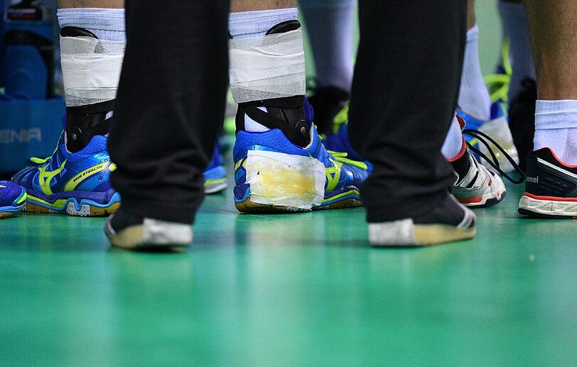 Die Handballer greifen sich immer wieder an die Außenseite ihrer Schuhe. Um nicht immer zum Harztopf am Spielfeldrand laufen zu müssen, haben sie dort ein Tape befestigt, auf das sie eine Portion des Haftmittels geschmiert haben. So haben sie den Ball besser im Griff. Tipp für Anfänger: Direkt nach dem Spiel nie einem Handballer die Hand geben. Den Kleber wird man nur schwer wieder los.