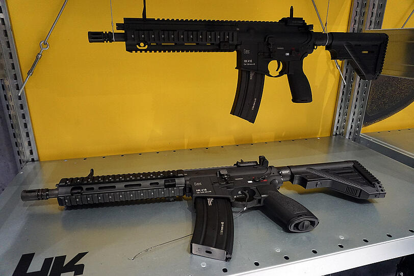 Sehen täuschend echt aus, verschießen aber "nur" Plastikkugeln: HK416-Softair-Sturmgewehre von Umarex.