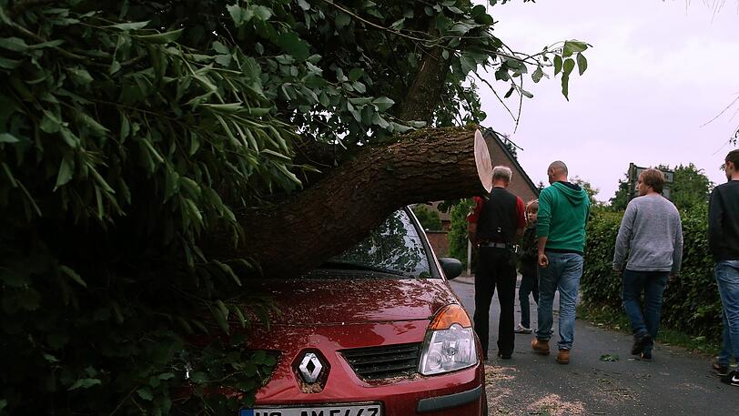 Ein Tornado hat im Raum Viersen am Niederrhein am Mittwochabend nach Behördenangaben eine "Schneise der Verwüstung" angerichtet. Mindestens ein Mensch wurde bei dem Unwetter schwer verletzt.