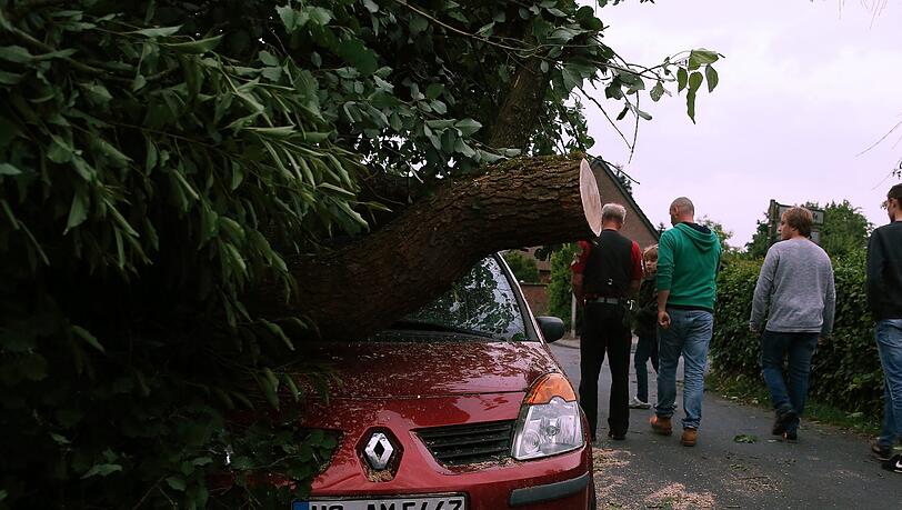 Ein Tornado hat im Raum Viersen am Niederrhein am Mittwochabend nach Behördenangaben eine "Schneise der Verwüstung" angerichtet. Mindestens ein Mensch wurde bei dem Unwetter schwer verletzt. Ein Tornado hat im Raum Viersen am Niederrhein am Mittwochabend nach Behördenangaben eine "Schneise der Verwüstung" angerichtet. Mindestens ein Mensch wurde bei dem Unwetter schwer verletzt.
