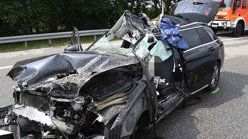 Der Mercedes wurde komplett zerstört, der Fahrer erlitt schwere Verletzungen. Die Bilder vom Unfallort auf der A95.