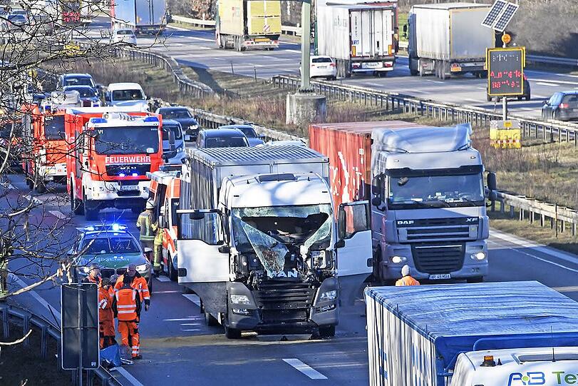 Ein Tiertransporter ist am Dienstag auf der A99 in einen Sattelzug gekracht. Zwei Personen wurden dabei leicht verletzt.