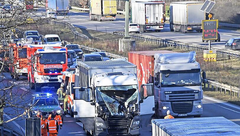 Ein Tiertransporter ist am Dienstag auf der A99 in einen Sattelzug gekracht. Zwei Personen wurden dabei leicht verletzt. Ein Tiertransporter ist am Dienstag auf der A99 in einen Sattelzug gekracht. Zwei Personen wurden dabei leicht verletzt.