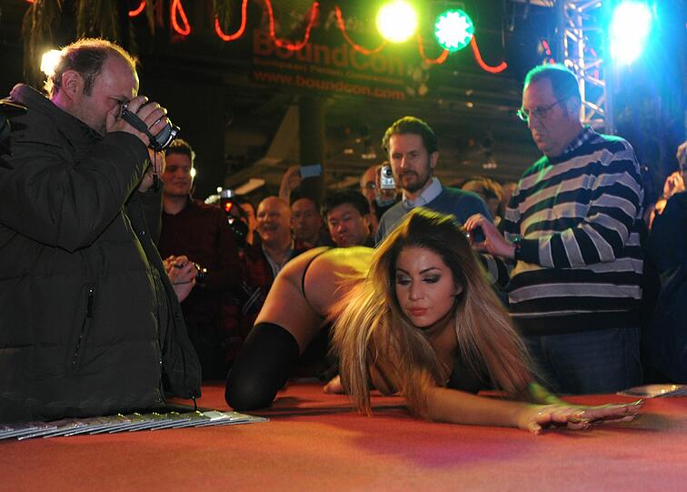 "Fotografie der Shows und Vorführungen auf der Bondagebühne ist ohne Einschränkungen erlaubt."