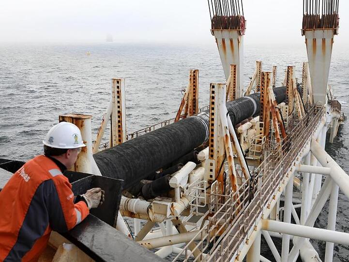 Das Verlegeschiff "Audacia" des Offshore-Dienstleisters Allseas verlegt in der Ostsee Rohre.