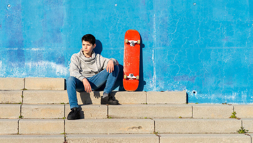 Für Jugendliche wie diesen Skater gibt es derzeit nur wenig zu lachen. Aufgrund der Corona-Pandemie ist quasi alles verboten, was Teenagern Spaß macht - vom Feiern bis zum Freizeitsport.