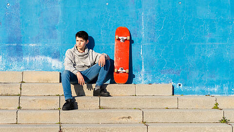 Für Jugendliche wie diesen Skater gibt es derzeit nur wenig zu lachen. Aufgrund der Corona-Pandemie ist quasi alles verboten, was Teenagern Spaß macht - vom Feiern bis zum Freizeitsport.
