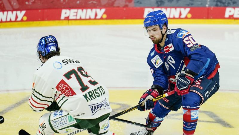 Augsburgs Danny Kristo (l) und Mannheims Louis Brune kämpfen um den Puck.
