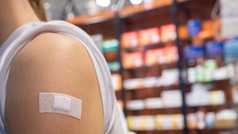 Eine Schülerin nach ihrer Impfung gegen das Coronavirus in einer Apotheke in Mainz.