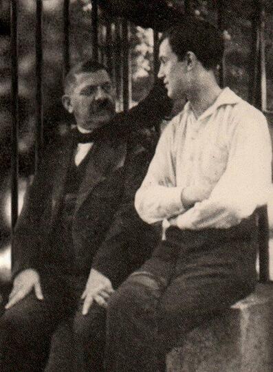 Der Sexualwissenschaftler Magnus Hirschfeld (1868 - 1935) gab von 1899 bis 1923 die Zeitschrift "Jahrbuch für sexuelle Zwischenstufen" heraus. In der undatierten Fotografie ist er mit Bruno Balz zu sehen.