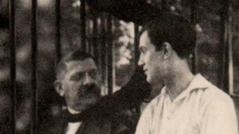 Der Sexualwissenschaftler Magnus Hirschfeld (1868 - 1935) gab von 1899 bis 1923 die Zeitschrift "Jahrbuch für sexuelle Zwischenstufen" heraus. In der undatierten Fotografie ist er mit Bruno Balz zu sehen.