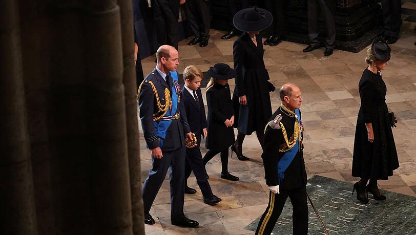 Prinz William und Herzogin Kate liefen mit ihren Kindern, Prinz George und Prinzessin Charlotte, hinter dem Sarg der Königin in die Westminster Abbey - vor ihnen Prinz Edward und seine Frau Sophie