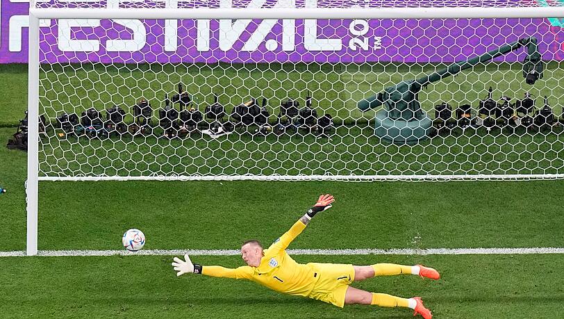 Englands Torhüter Jordan Pickford macht sich beim Schuss von Aurelien Tchouameni lang, kann das Gegentor aber nicht verhindern. Englands Torhüter Jordan Pickford macht sich beim Schuss von Aurelien Tchouameni lang, kann das Gegentor aber nicht verhindern.