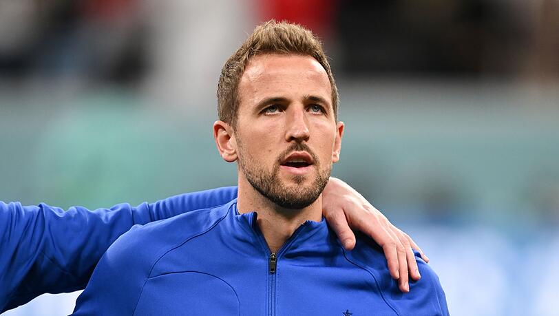 Englands Harry Kane singt die Nationalhymne.