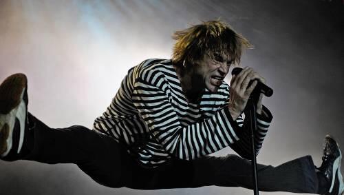 Campino, Leadsänger der Toten Hosen, wehrt sich musikalisch gegen zu viel Fürsorge der Fans. Campino, Leadsänger der Toten Hosen, wehrt sich musikalisch gegen zu viel Fürsorge der Fans.