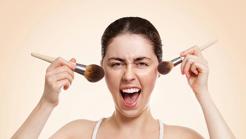 Pilling sorgt beim Schminken für unnötigen Stress. Pilling sorgt beim Schminken für unnötigen Stress.