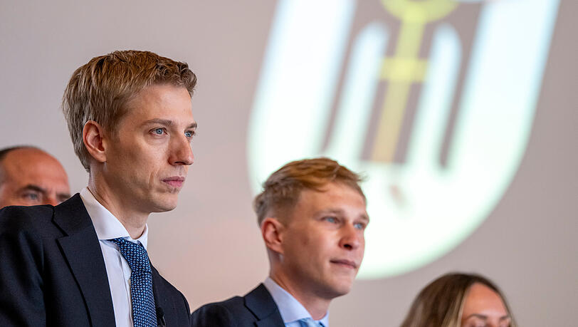 Der neue Oberb&uuml;rgermeister Dominik Krause (l, Gr&uuml;ne) und sein Freund Sebastian M&uuml;ller bei der Amtseinf&uuml;hrung Krauses im Rathaus.