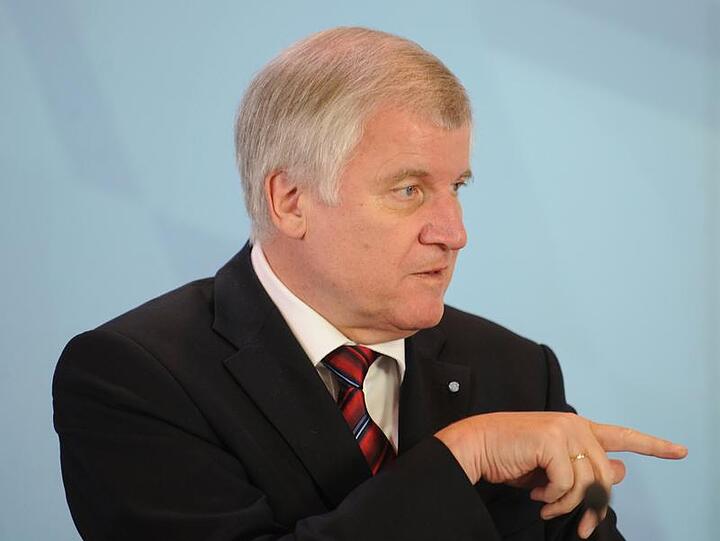Die Finanzfachleute von CSU und FDP liegen in dieser Hinsicht aber
auf einer Linie mit Ministerpräsident Horst Seehofer und Finanzminister Georg Fahrenschon.