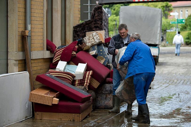Im thüringischen Greiz versuchen die Bewohner mit vereinten Kräften die Spuren der Flut zu beseitigen.