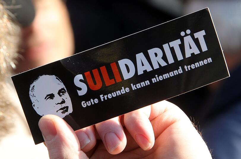 Ein paar Hoeneß-Fans bekunden dem Bayern-Boss ihre Anteilnahme vor dem Justizpalast.