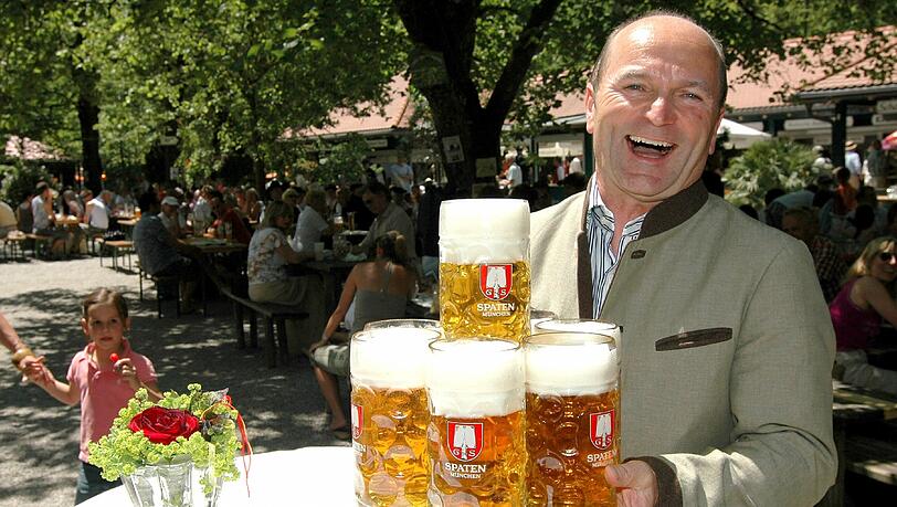 Da lacht der Ex-Wiesnwirt noch: Sepp Krätz mit diversen Maßkrügen in der Waldwirtschaft. Da lacht der Ex-Wiesnwirt noch: Sepp Krätz mit diversen Maßkrügen in der Waldwirtschaft.