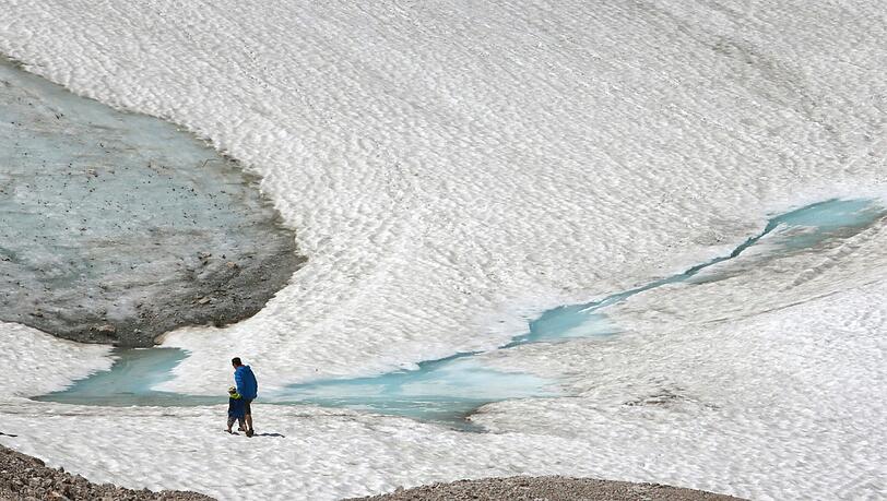 Der Schneefernergletscher auf der Zugspitze (Archivbild). Der Schneefernergletscher auf der Zugspitze (Archivbild).