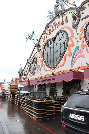 Regen und Tristesse am Tag danach: Die Bilder vom Wiesn-Abbau am Dienstagvormittag.