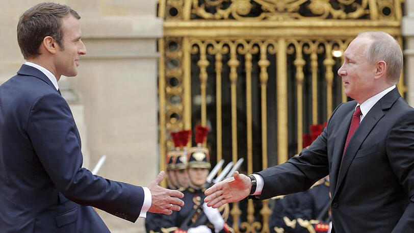 Frankreichs Staatschef Macron empfängt im Schloss Versailles den russischen Präsidenten Putin.