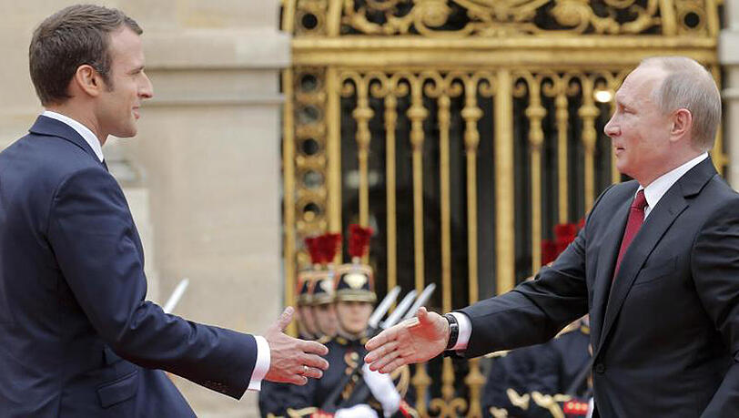 Frankreichs Staatschef Macron empfängt im Schloss Versailles den russischen Präsidenten Putin. Frankreichs Staatschef Macron empfängt im Schloss Versailles den russischen Präsidenten Putin.