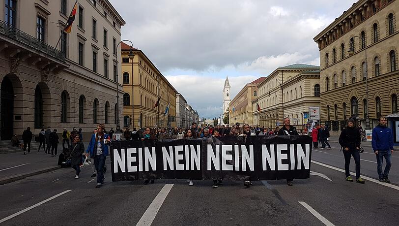 Ein großes Transparent im Demonstrationszug von "Jetzt gilt's" mit der Aufschrift "NeinNeinNein".