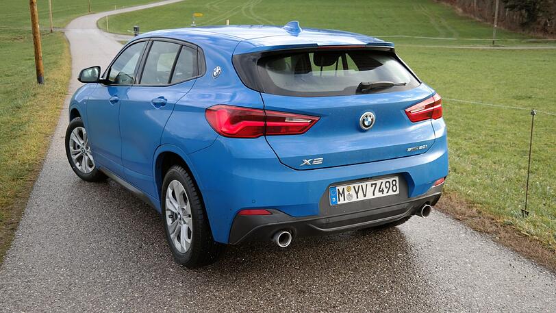 Typisch X2: Kleines Heckfenster, Doppel-Auspuffanlage. Der Unterfahrschutz des X2 soll SUV-Gefühle vermitteln.