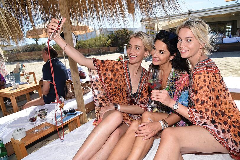 Nina und Julia Meise mit Mariella Ahrens