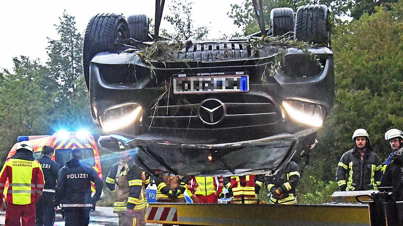Der Mercedes hat sich überschlagen, der Fahrer flüchtete zu Fuß. Die Bilder vom Unfallort.