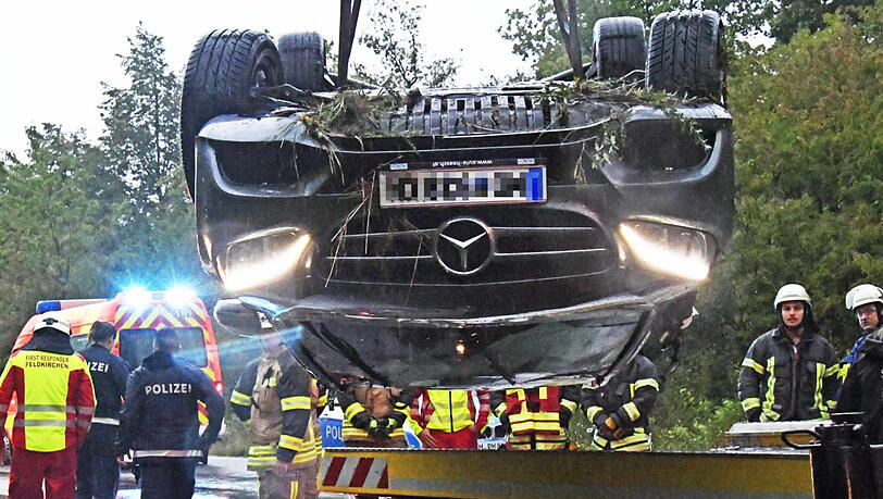 Der Mercedes hat sich überschlagen, der Fahrer flüchtete zu Fuß. Die Bilder vom Unfallort. Der Mercedes hat sich überschlagen, der Fahrer flüchtete zu Fuß. Die Bilder vom Unfallort.