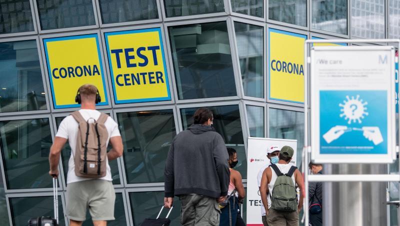 Ankommende Fluggäste gehen zu einem Corona-Testcenter am Flughafen München. Ankommende Fluggäste gehen zu einem Corona-Testcenter am Flughafen München.