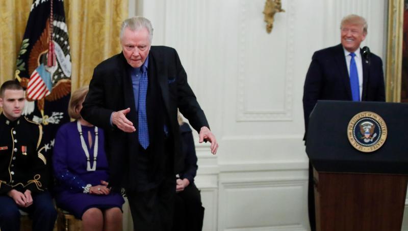 Jon Voight tanzt und Donald Trump lächelt. Jon Voight tanzt und Donald Trump lächelt.
