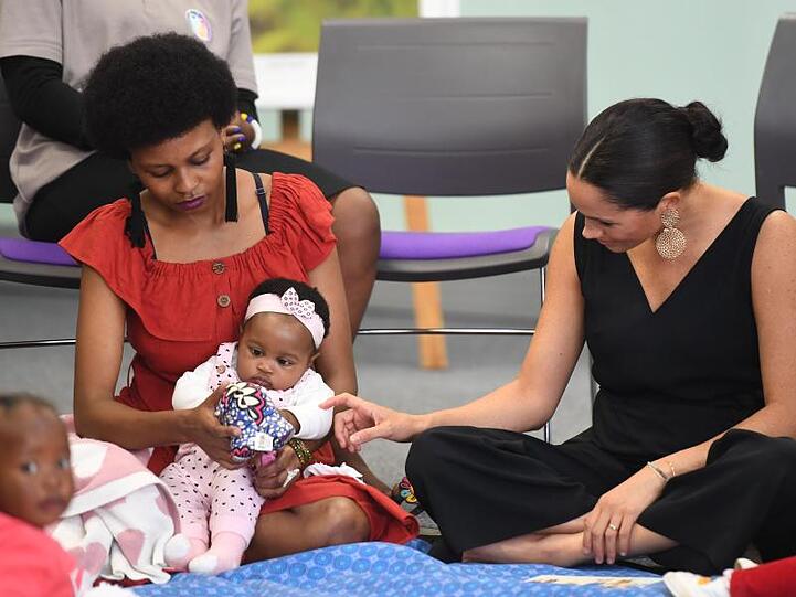 Meghan bei einem Besuch der "mothers2mothers"-Organisation.