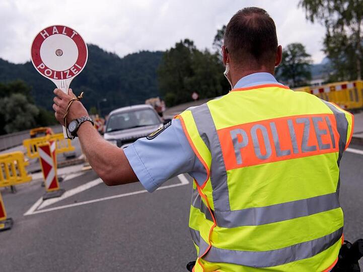 Ein Polizist kontrolliert an einer Grenze. Foto: Sven Hoppe/Archiv