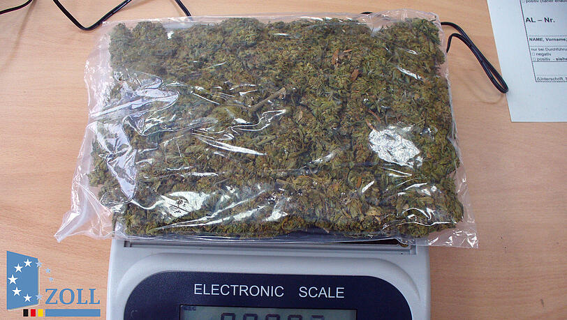 Das gefundene Marihuana wird abgewogen. Das gefundene Marihuana wird abgewogen.